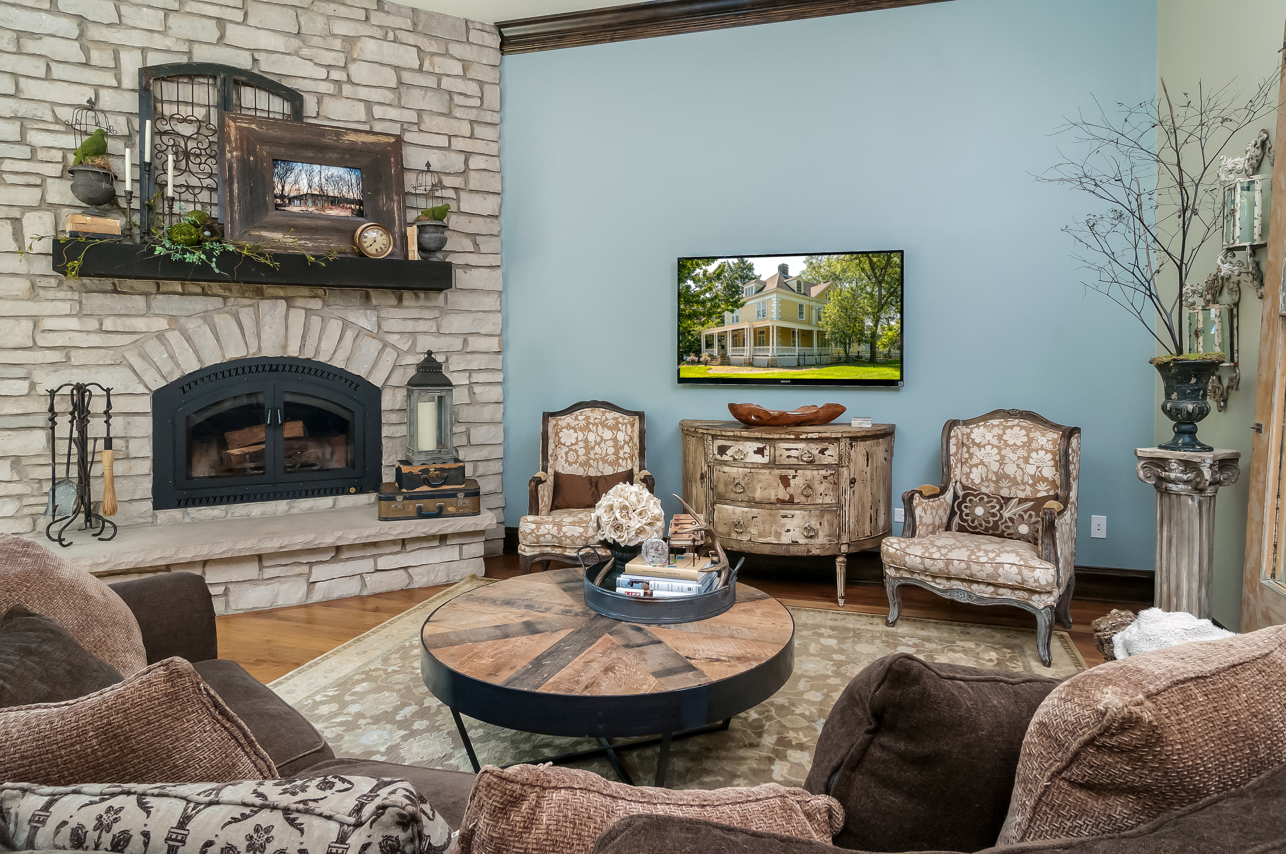 great home-610-N.-Eagle-St.-family-room 610 N. Eagle den